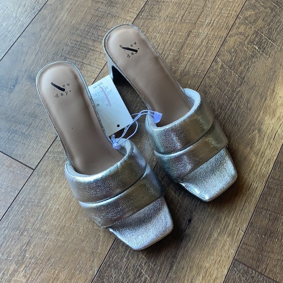 NWT Silver Heel - Picture 2 of 4